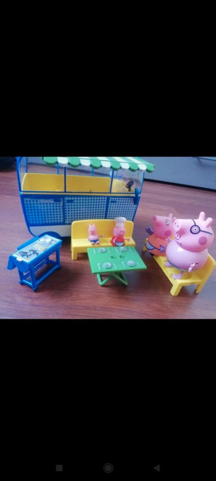 Camping car bleu Peppa Pig avec accessoires et personnages 15€