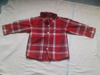 Chemise à carreaux rouges et blancs