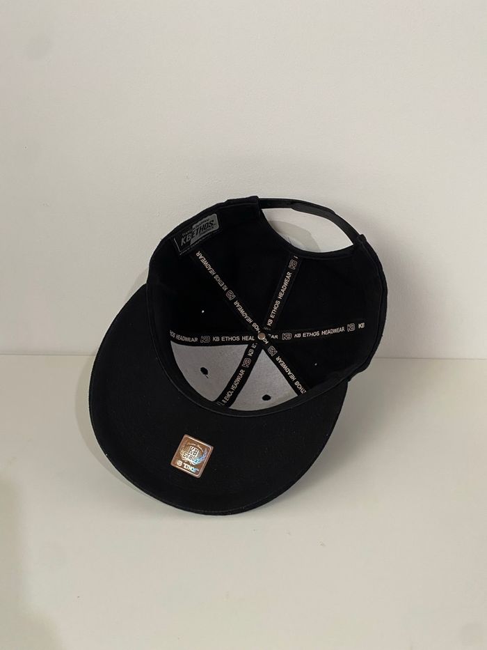 Casquette SnapBack YMCMB noire et rouge - photo numéro 4