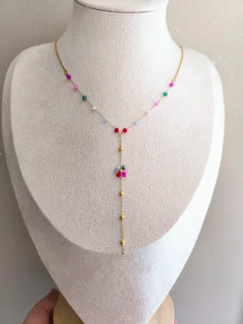 Pendentif doré en Y avec fleur marguerite et perles multicolores
