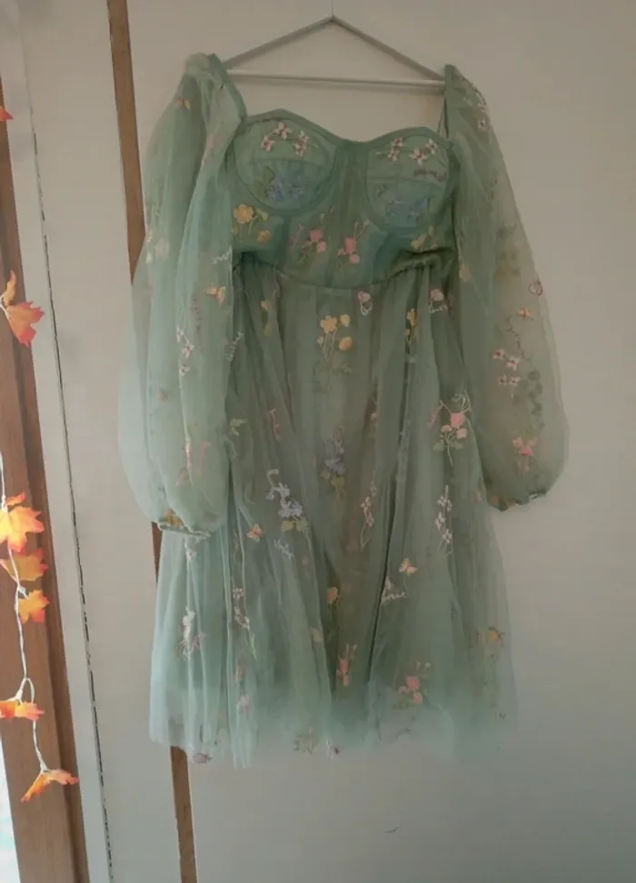 Robe de bal de promo vert sauge brodée à fleurs corset et tulle