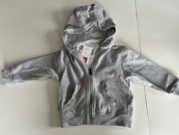 Sweat zippé à capuche gris clair 4 ans
