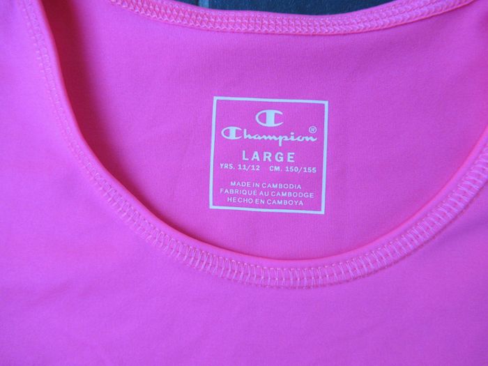 Tee-shirt fille Champion 12 ans + don d'un pull - photo numéro 3