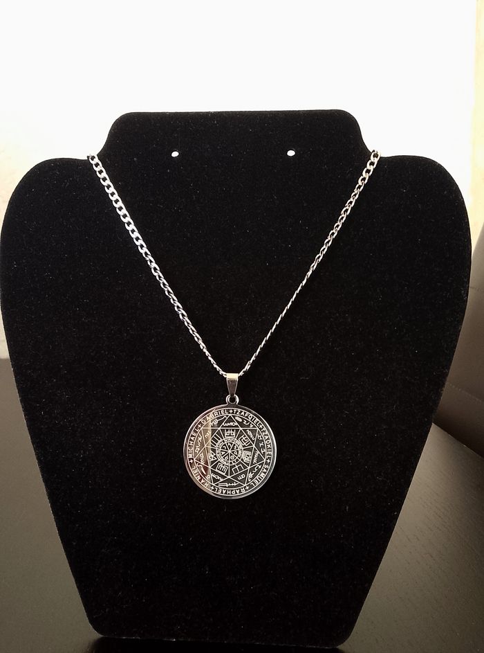 Chaîne + pendentif religieux - photo numéro 3