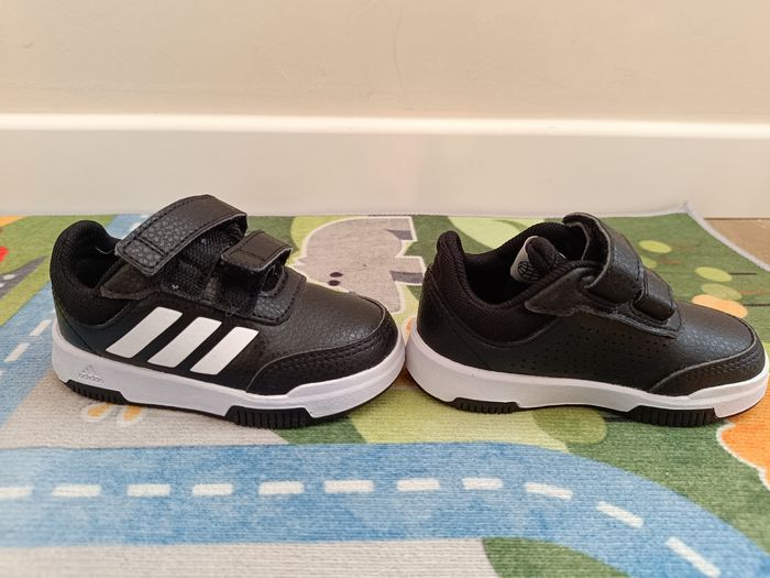 Paire de basket Adidas taille 22 - photo numéro 2