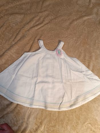 Tunique blanche satinée avec fleur en tulle