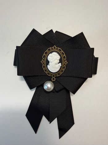 Broche noir avec camee