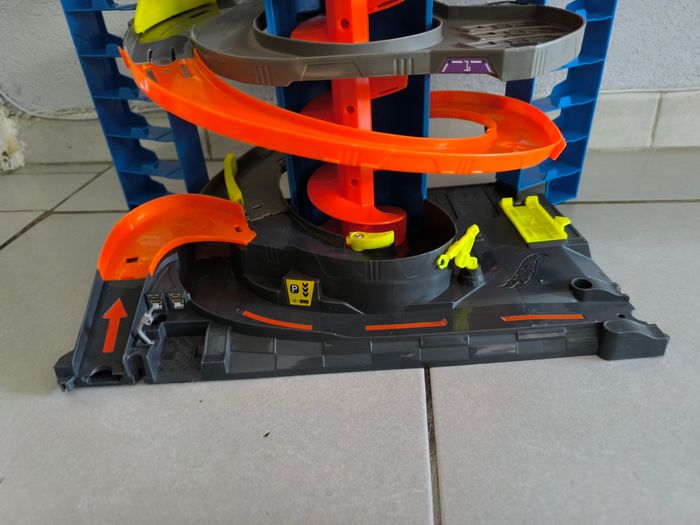 Méga garage hot wheels - photo numéro 10