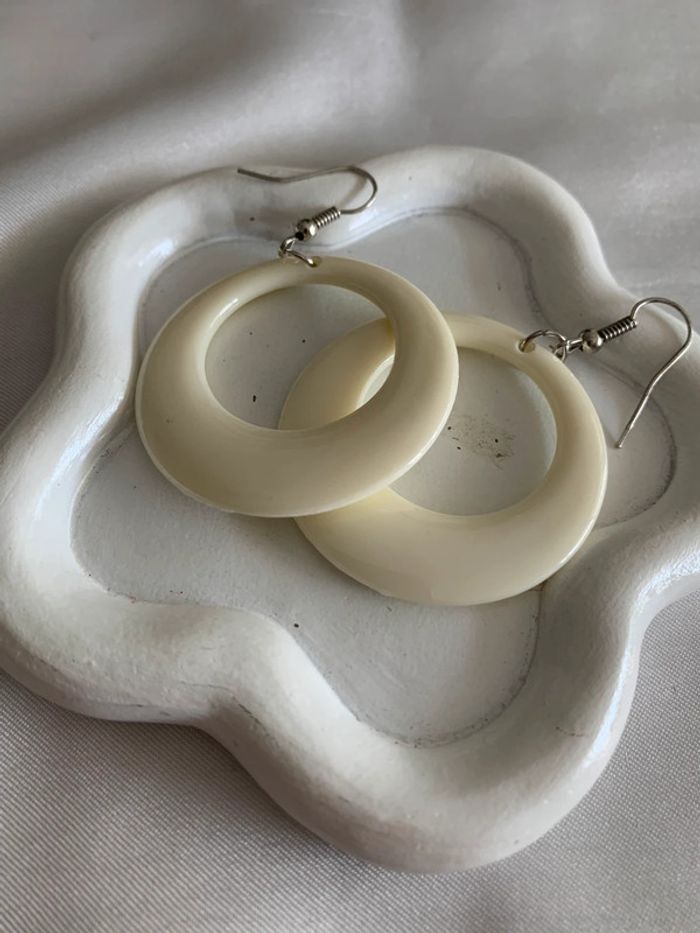 Boucles d’oreilles pendantes rondes blanches années 80 - photo numéro 5