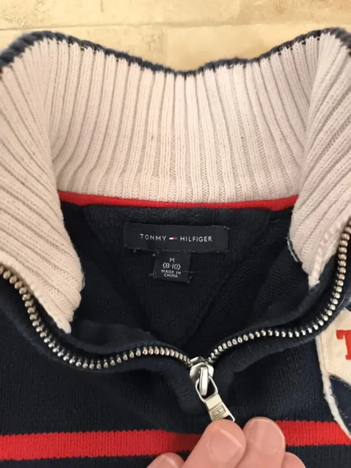 Pull Tommy Hilfiger 1/4 zippé excellent état rouge bleu marine M 8/10ans garçon ou fille - photo numéro 6