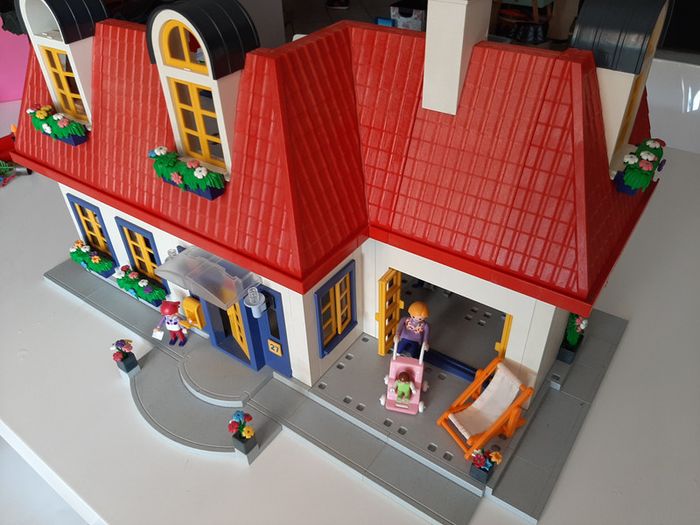 Playmobil très grande (et belle) maison fleurie à étage avec personnages et mobilier, décorations - photo numéro 3