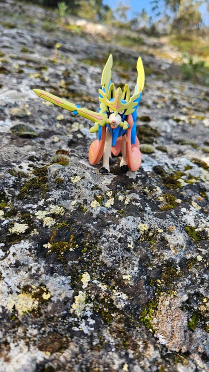 Super figurine Pokemon Nintendo tomy zacian