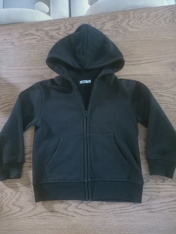 Gilet noir à capuche