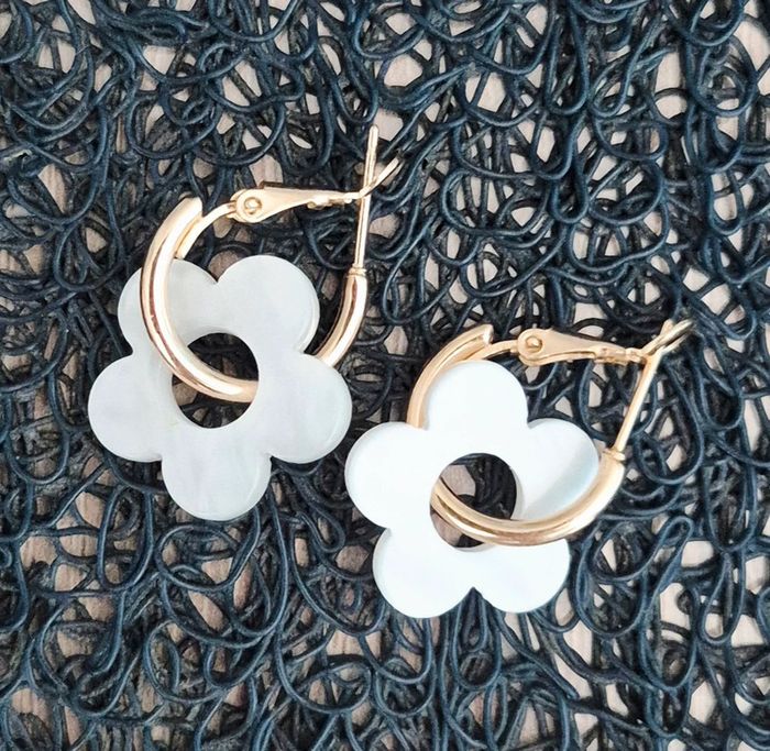 Boucles d'oreilles créoles fleur blanche élégantes - photo numéro 2