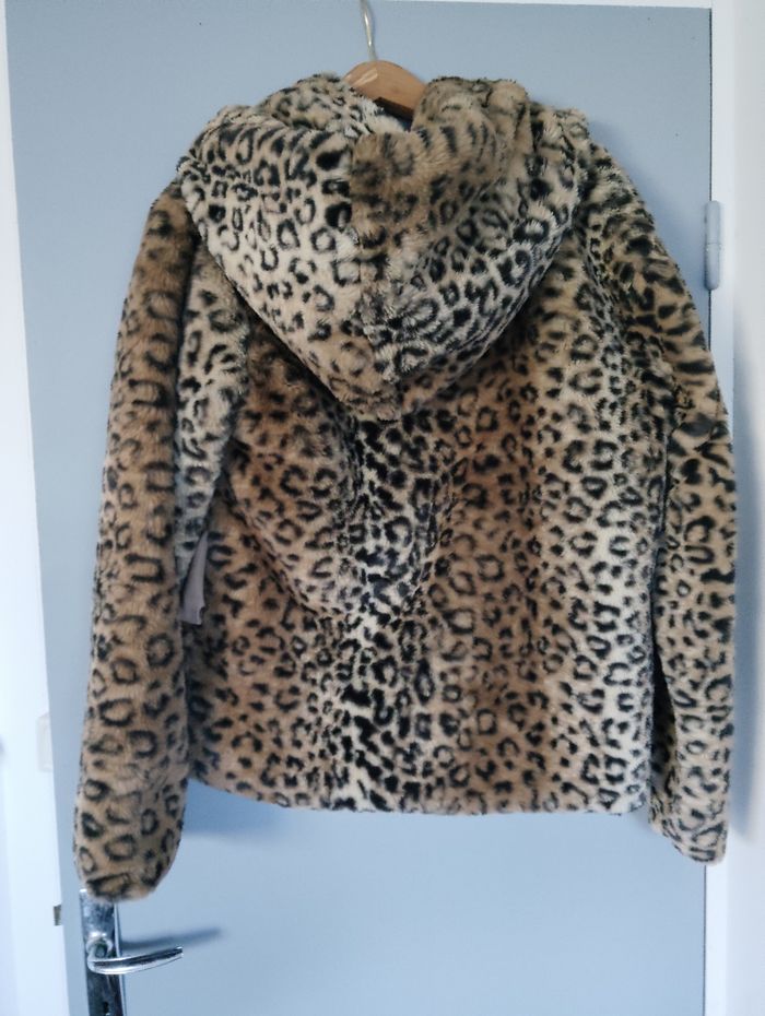 Veste léopard en fausse fourrure à capuche. - photo numéro 2