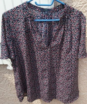 Joli haut noir à fleurs rouges taille L
