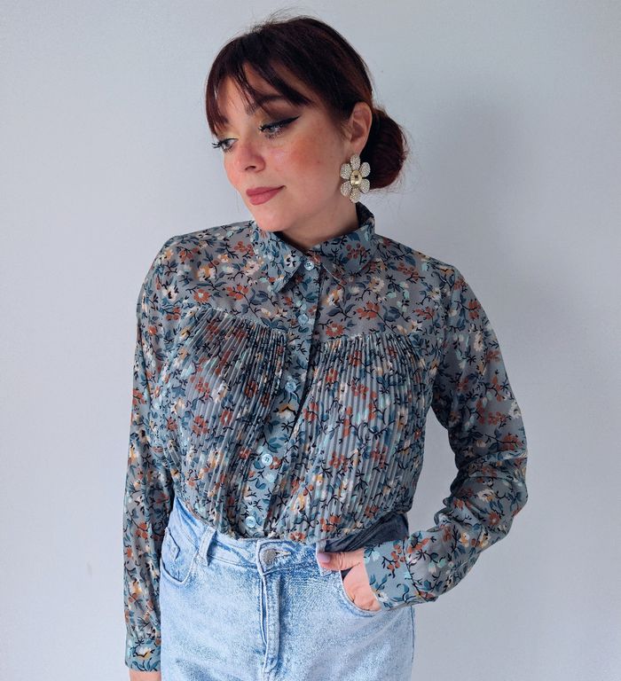 Chemise voilage fleurie bleu gris tendance romantique moderne Marque By Izea Taille 38 M - photo numéro 3