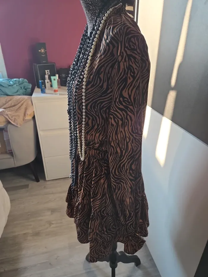 Jolie Robe Doublé avec Décolleté en V Taille M - photo numéro 3