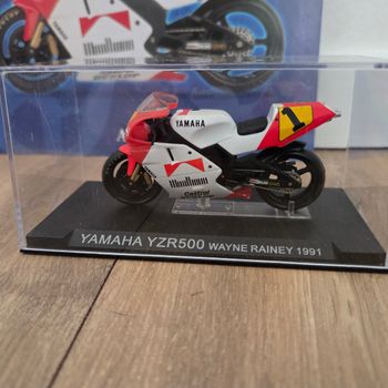 Moto 1:24 avec socle, vitrine et fascicule