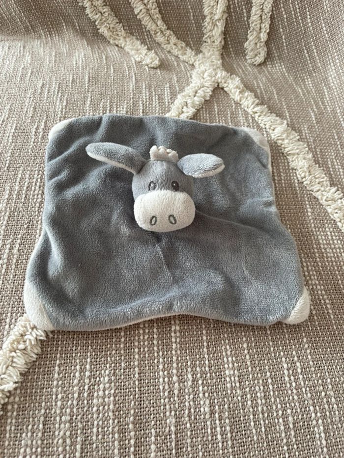 Peluche doudou plat 21cm FIP objet pub ane gris et blanc très bon état