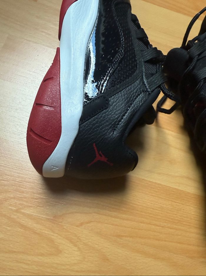 Air Jordan 11 CMFT noir et rouge taille 38 neuf - photo numéro 3