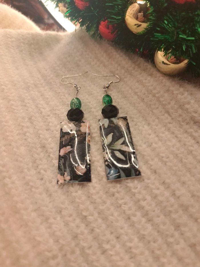 Boucles d'oreilles pendante noir et verte florale - photo numéro 4