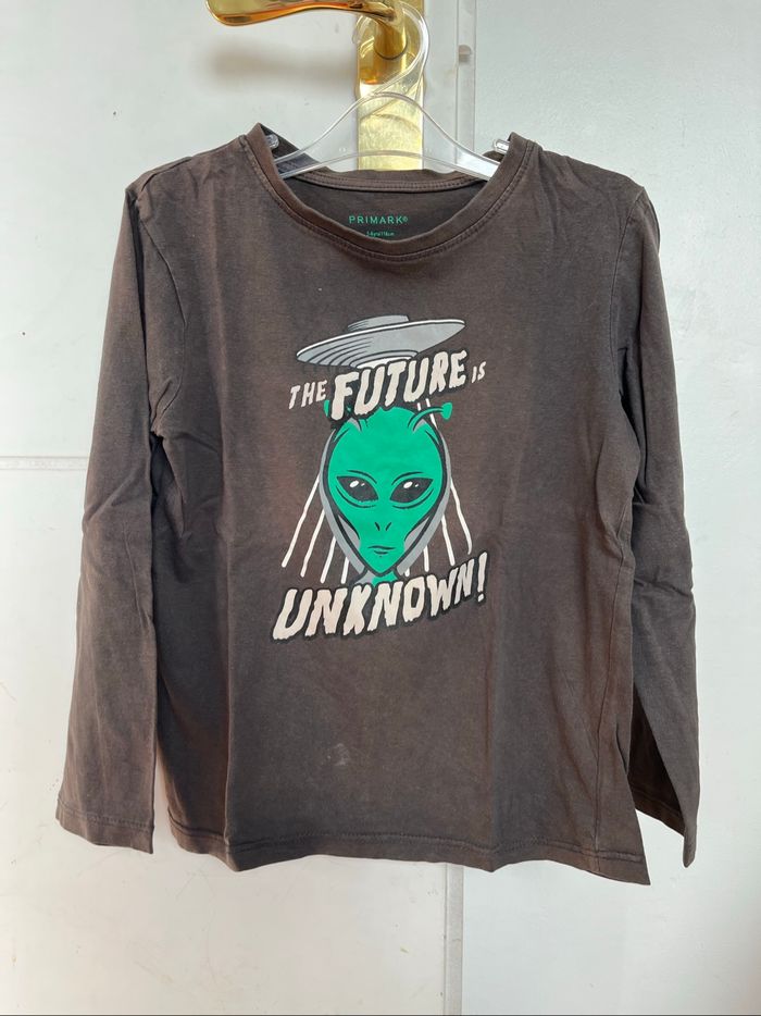 T-shirt Primark noir OVNI extra-terrestre 6A TBE