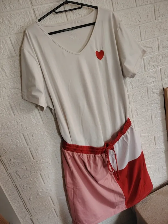 Ensemble jupe et tee-shirt rose, rouge et blanc - photo numéro 2