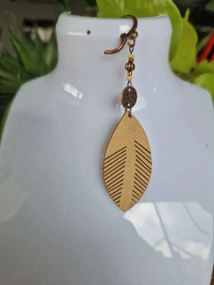 Boucles d'oreilles fantaisies plumes beige souples - photo numéro 3