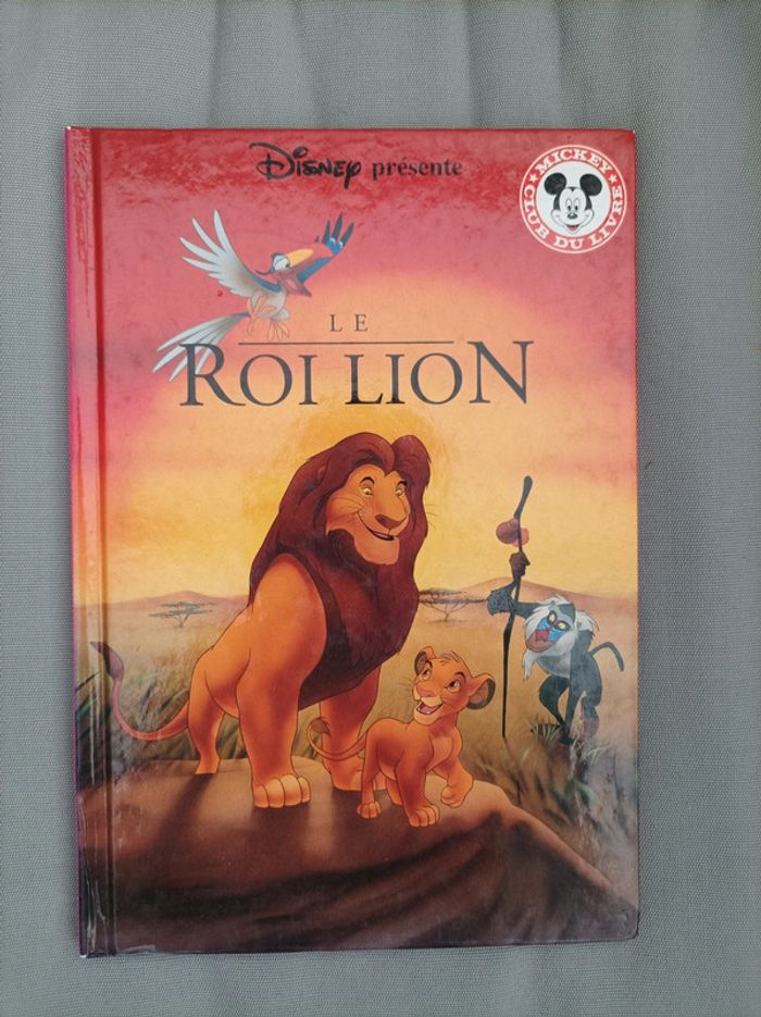 Joli livre " le Roi lion" Disney