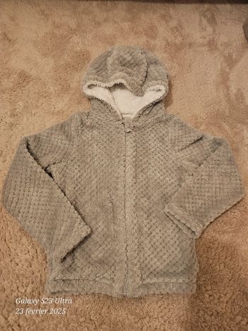 Veste toute chaude a capuche,  2 poches orchestra 8 ans