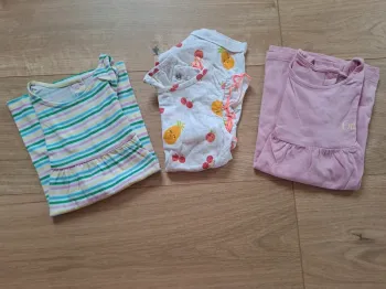 Lot de 2 robes et 1 combishort été 12 mois.