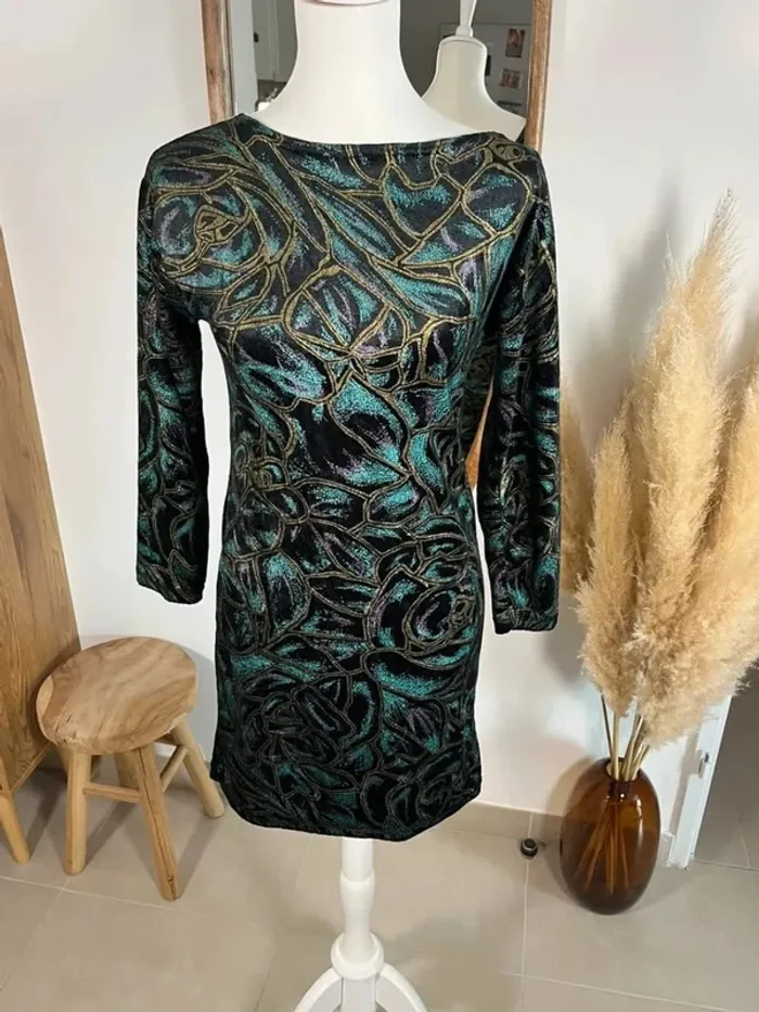 Robe moulante noire et brillante