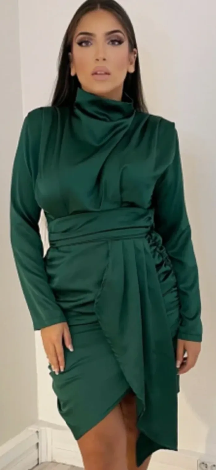 Robe en satin vert drapée