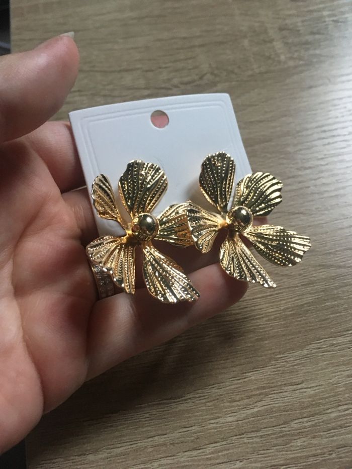 Boucles d’oreilles NEUVES pour femme en forme de fleurs 🌼 couleur doré - photo numéro 7