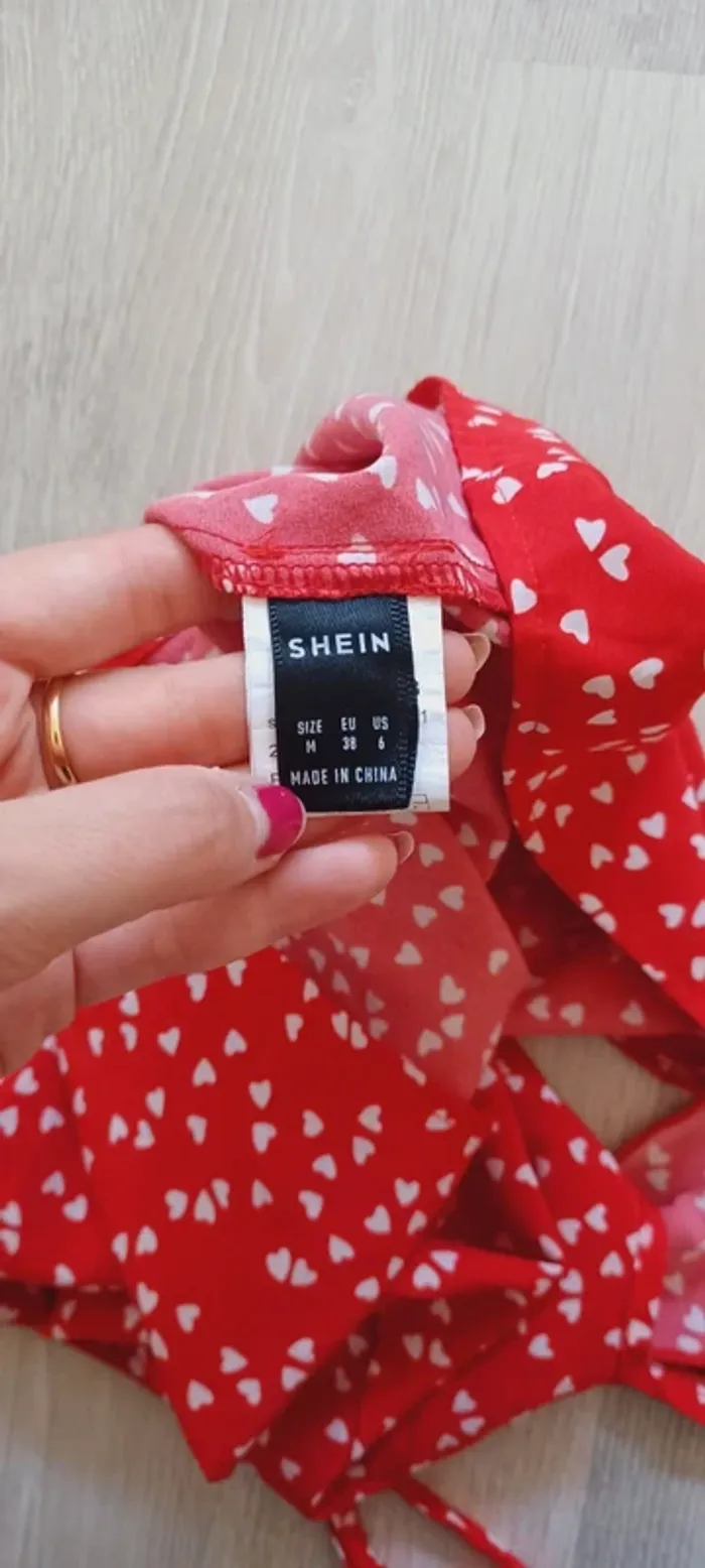 Top rouge femme à épaules dénudées, motif petits cœurs, taille M - photo numéro 4