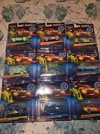 Lot de 9 voitures cars métal Disney Pixar Mattel neuves sous blister série spécial glow 2024 / 2025