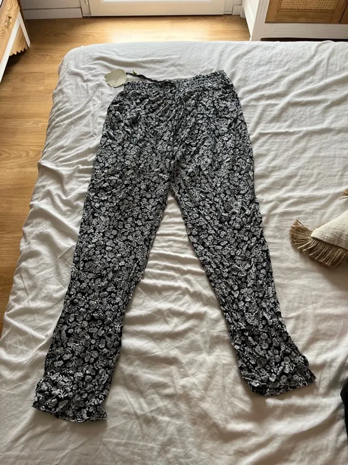 Pantalon neuf avec étiquette