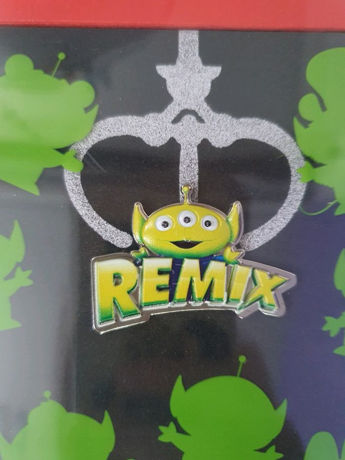 Alien Remix - Pin's + Présentoir - Disney NEUFS - photo numéro 5