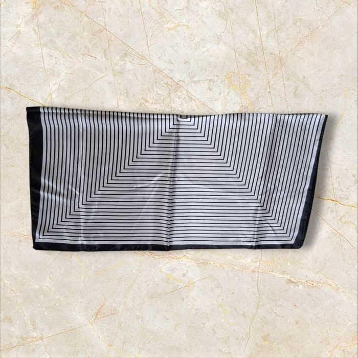 Foulard carre satiné noir et blanc a rayures - photo numéro 2
