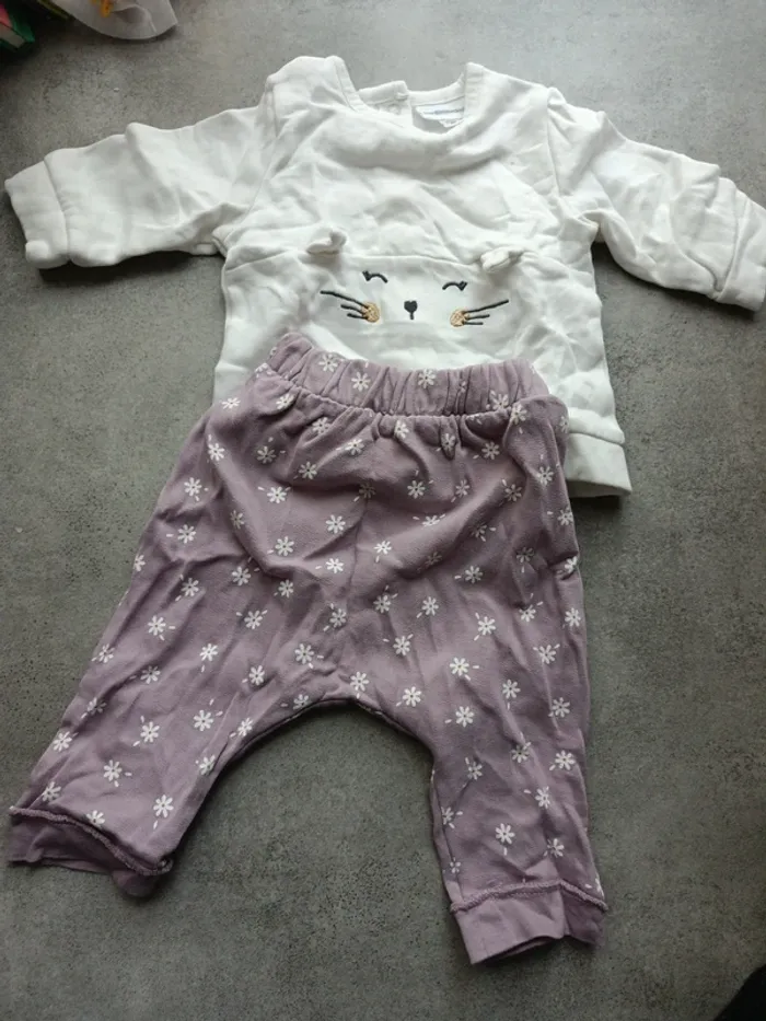 Ensemble Vertbaudet 60cm chat fleurs violet pull et pantalon