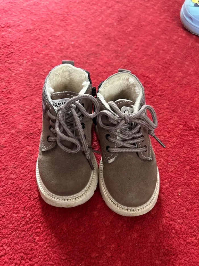 Chaussure à lacet bien chaude