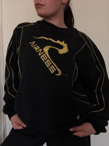 Pull noir Airness logo doré – style streetwear – taille S