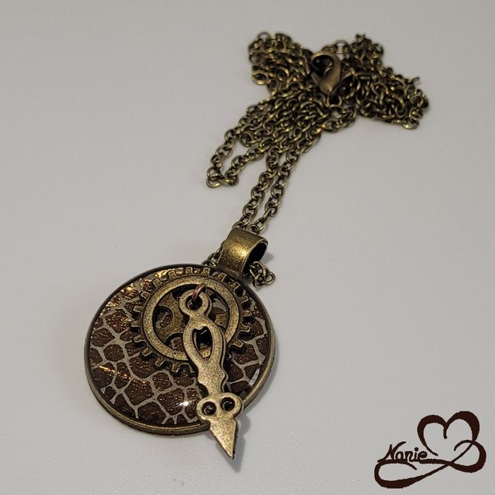 Sautoir, en acier inoxydable couleur bronze et en resine, doré avec une aiguille - photo numéro 2