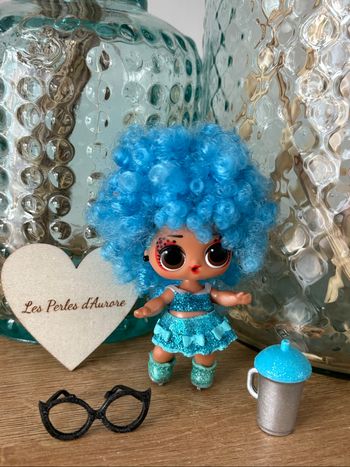 Poupée lol cheveux bleu bouclés