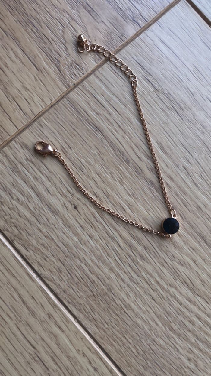 Bracelet fantaisie doré et pierre bleue - photo numéro 4