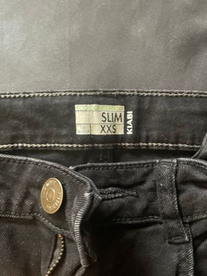 Jean noir, déchiré - photo numéro 3