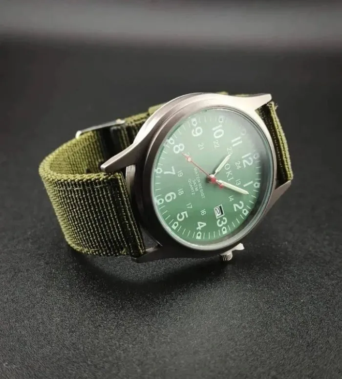 Montre verte, nylon, aiguilles phosphorescentes