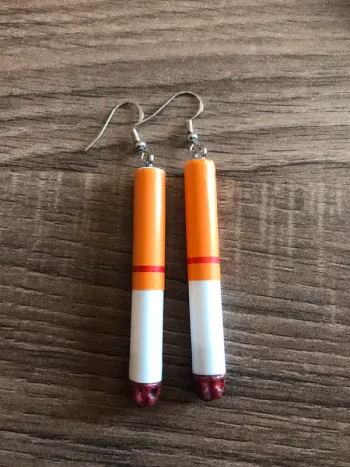 Boucles d’oreilles cigarettes allumées