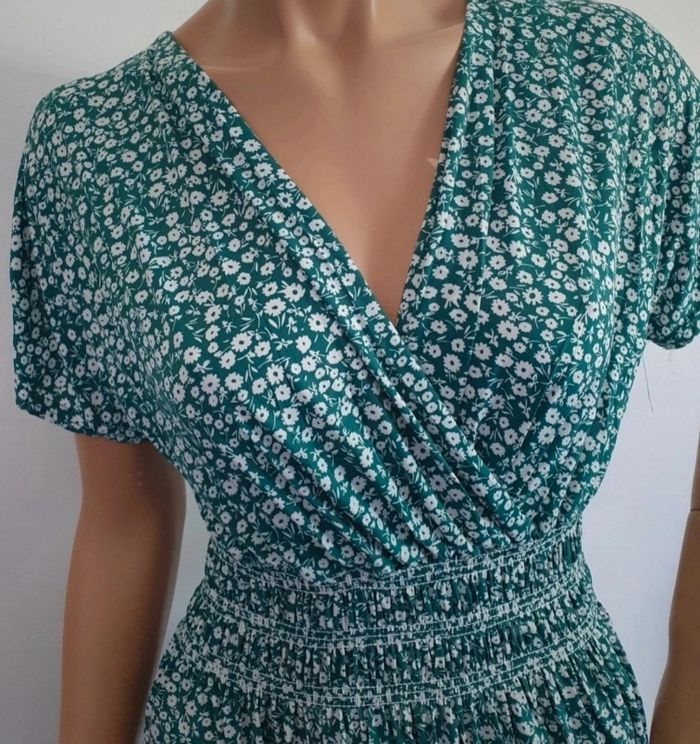 Robe magique neuve taille unique Convient jusqu au 52 - photo numéro 2